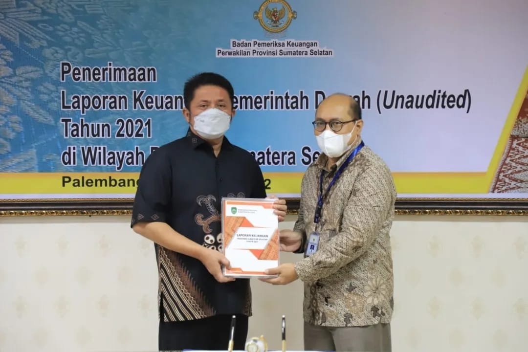 Gubernur Sumsel H. Herman Deru menyerahkan langsung Laporan Keuangan Pemerintah Daerah (Unaudited) Tahun 2021 di Wilayah Provinsi Sumsel, kepada Badan Pemeriksa Keuangan (BPK) RI  Perwakilan Sumsel, Jumat (25/2)