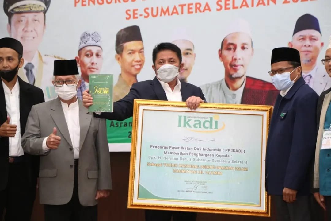 Herman Deru saat menerima penghargaan dari PP IKADI sebagai Tokoh Nasional Peduli Dakwah Islam Rahmatan Lil'Alamin.