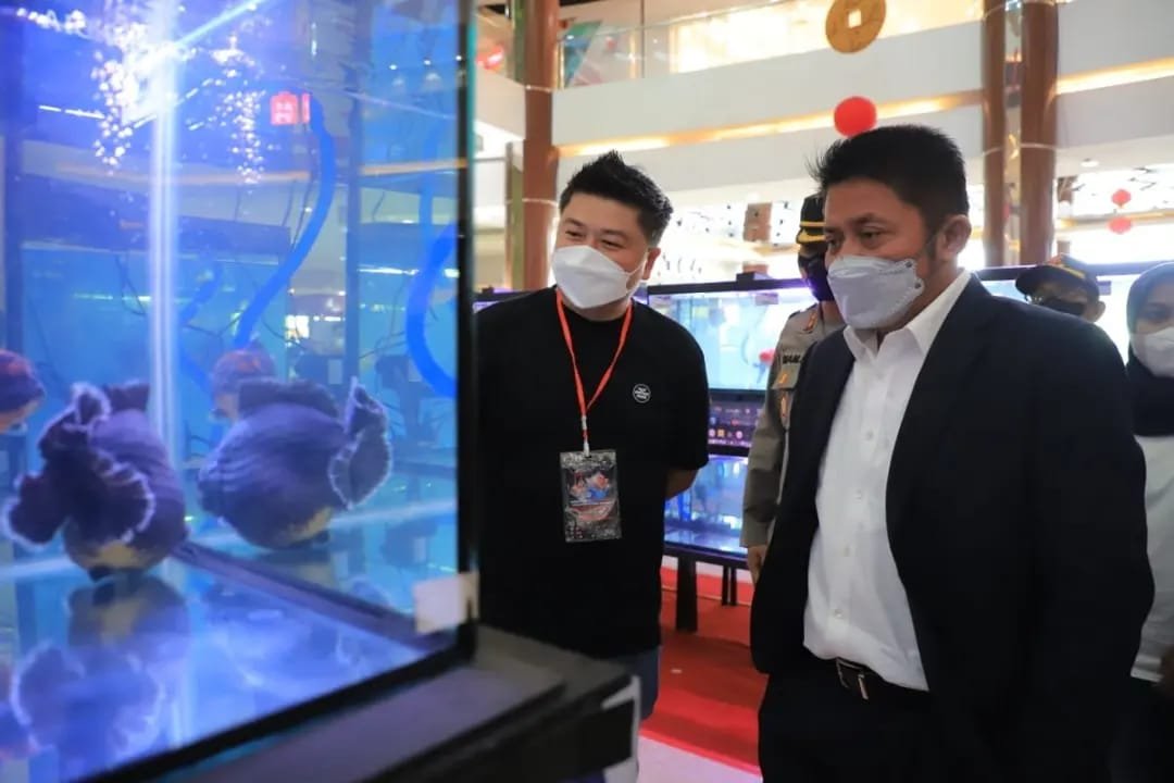 Gubernur Sumsel H Herman Deru secara langsung membuka Sriwijaya Goldfish Competition 2022 di Atrium OPI Mall Palembang, Sabtu (26/2/2022). 