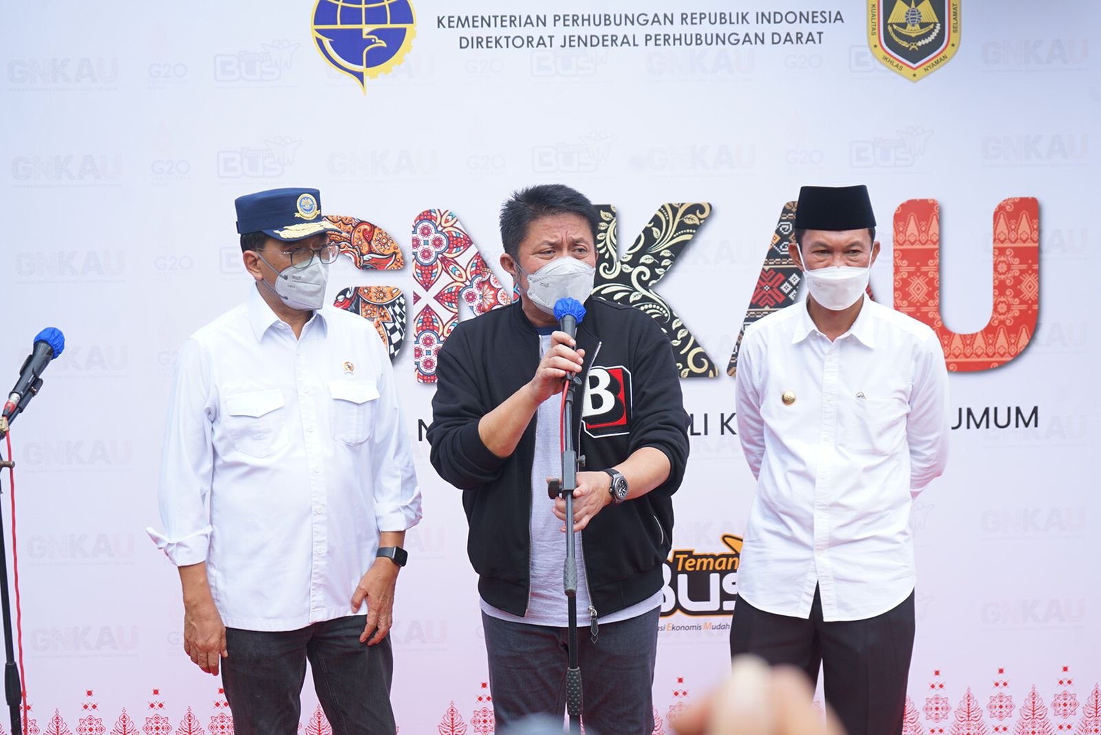 Gubernur Sumsel H. Herman Deru bersama Menteri Perhubungan RI Budi Karya Sumadi, Walikota Palembang Harnojoyo, melaunching Gerakan Nasional Kembali Ke Angkutan Umum (GNKAU). di Pelataran Halaman Parkir Palembang Icon, Minggu (27/2/2022)