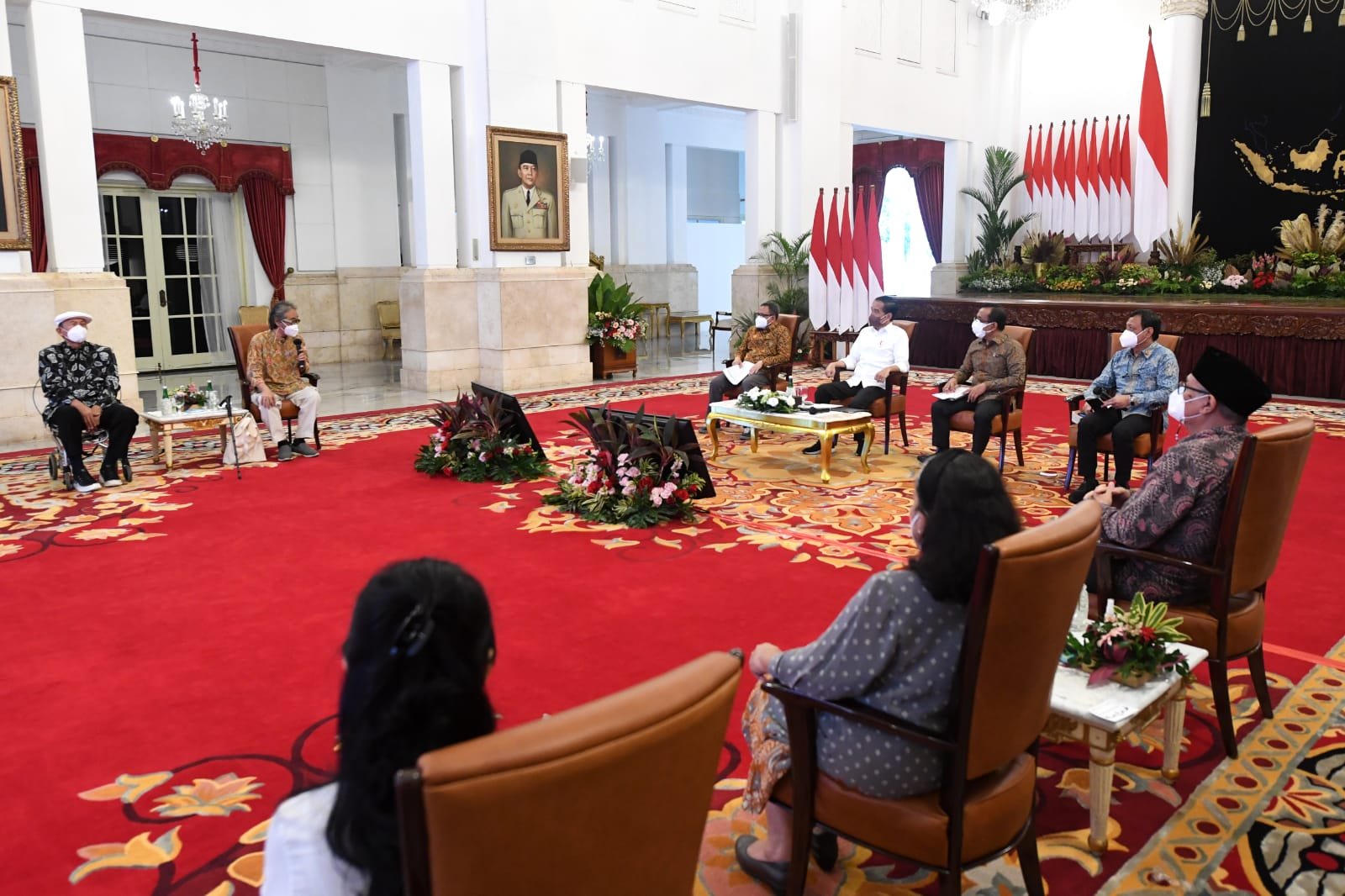 Presiden Joko Widodo menerima kunjungan para seniman dan budayawan di Istana Negara, Jakarta, Kamis (10/02/2022).