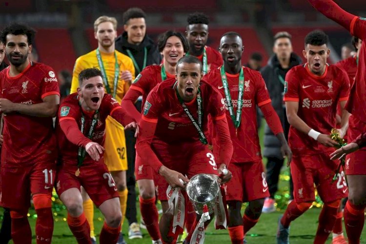Liverpool berhasil mengangkat Piala Liga Inggris
