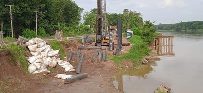 Tiang listrik milik PLN di jalan nasional di Desa Bailangu, Kecamatan Sekayu, Kabupaten Musi Banyuasin