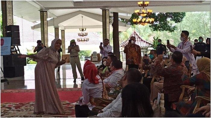 Gubernur Sumsel Herman Deru ikut bernyanyi saat Pelantikan DPD PAPPRI Provinsi Sumsel di Griya Agung, Kamis (3/3/2022).
