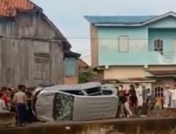 Mobil Avanza Diamuk Massa hingga Ditenggelamkan ke Sungai