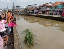 Mobil Ditenggelamkan Massa Belum Dievakuasi