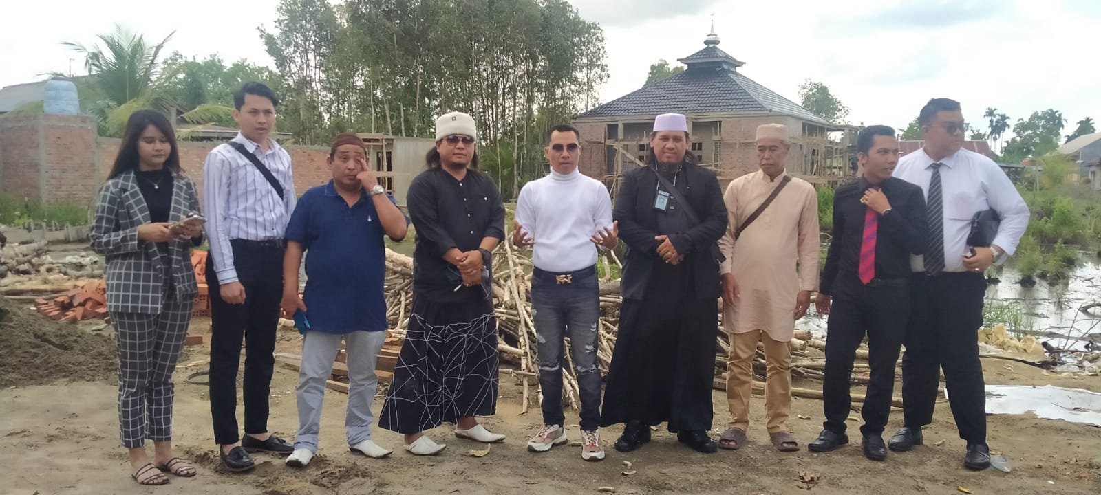 Penggugat Julianto melalui tim penasehat hukum Suwito Winoto SH dan tergugat PT Bintang Jaya Terang Perumahan Al-Farizi 3 Residence didampingi penasehat hukumnya Jhon Fredi Joniasah SH sepakat tempuh jalur damai/