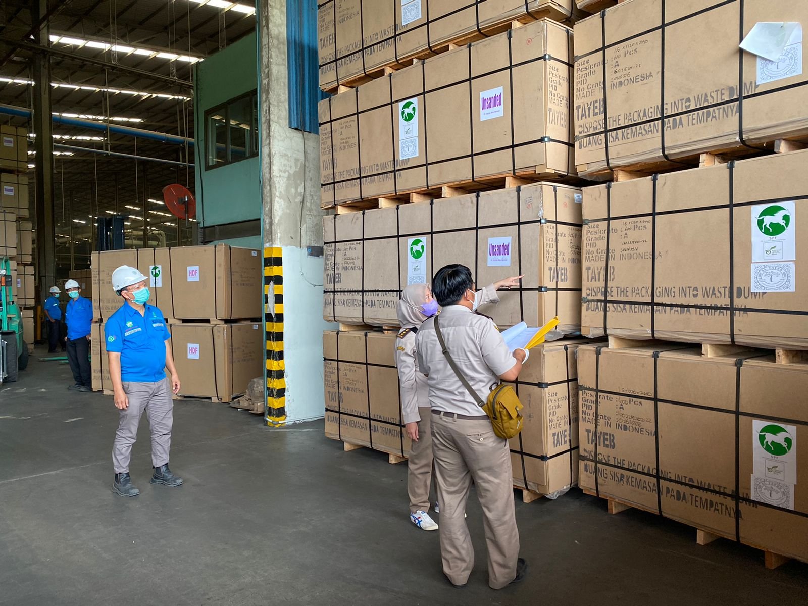 Kementerian Pertanian melalui Karantina Pertanian Palembang kembali memfasilitasi ekspor kayu medium density fibreboard (MDF) asal Sumatera Selatan (Sumsel) sebanyak 12,746 ribu meter kubik dengan nilai ekonomis Rp. 46,7 miliar dengan tujuan negara Mesir (11/3/2022)