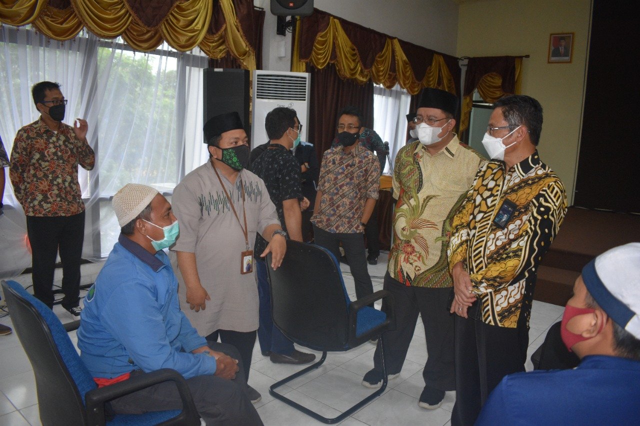 YBM PLN UIP SUMBAGSEL dan Inisiatif Zakat Indonesia (IZI) Perwakilan Sumatera selatan berikan bantuan Kaki palsu di PLN UIP Sumbagsel Kecamatan Kalidoni Palembang, Jumat (18/03/2022)