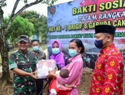 Hut Ke 1 Brigif 8/GC Bagikan 300 Paket Bingkisan Kepada Ibu Hamil dan Balita