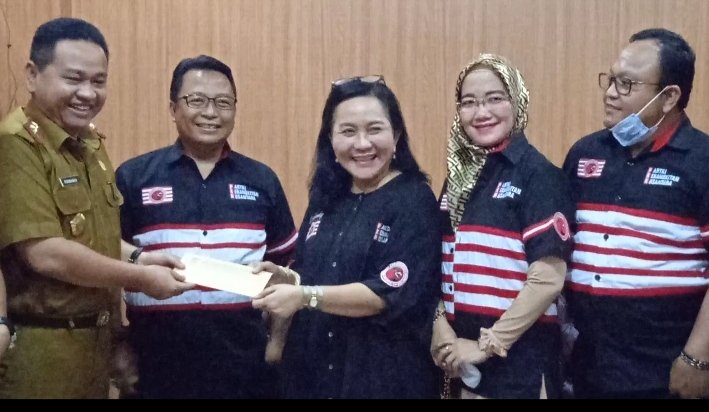 Ketua Pimpinan Daerah PKN Sumsel, Lucianty bersama pengurus saat menyerahkan berkas Partai PKN ke Kesbangpol Sumsel, Selasa (1/3/2022).