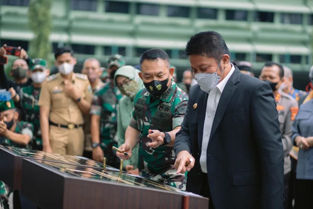 Herman Deru bersama Kepala Staf Angkatan Darat (KSAD), Jenderal TNI Dudung Abdurachman meresmikan Gedung C Makodam II/ Sriwijaya dan Gedung Makorem 044/Gapo yang di halaman Kodam II/Sriwijaya, Selasa (8/3/2022).