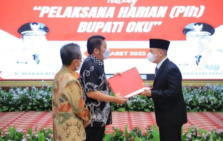 Gubernur Sumsel, Herman Deru resmi melantik Teddy Meilwansyah sebagai Pelaksana Harian (Plh) Bupati OKU
