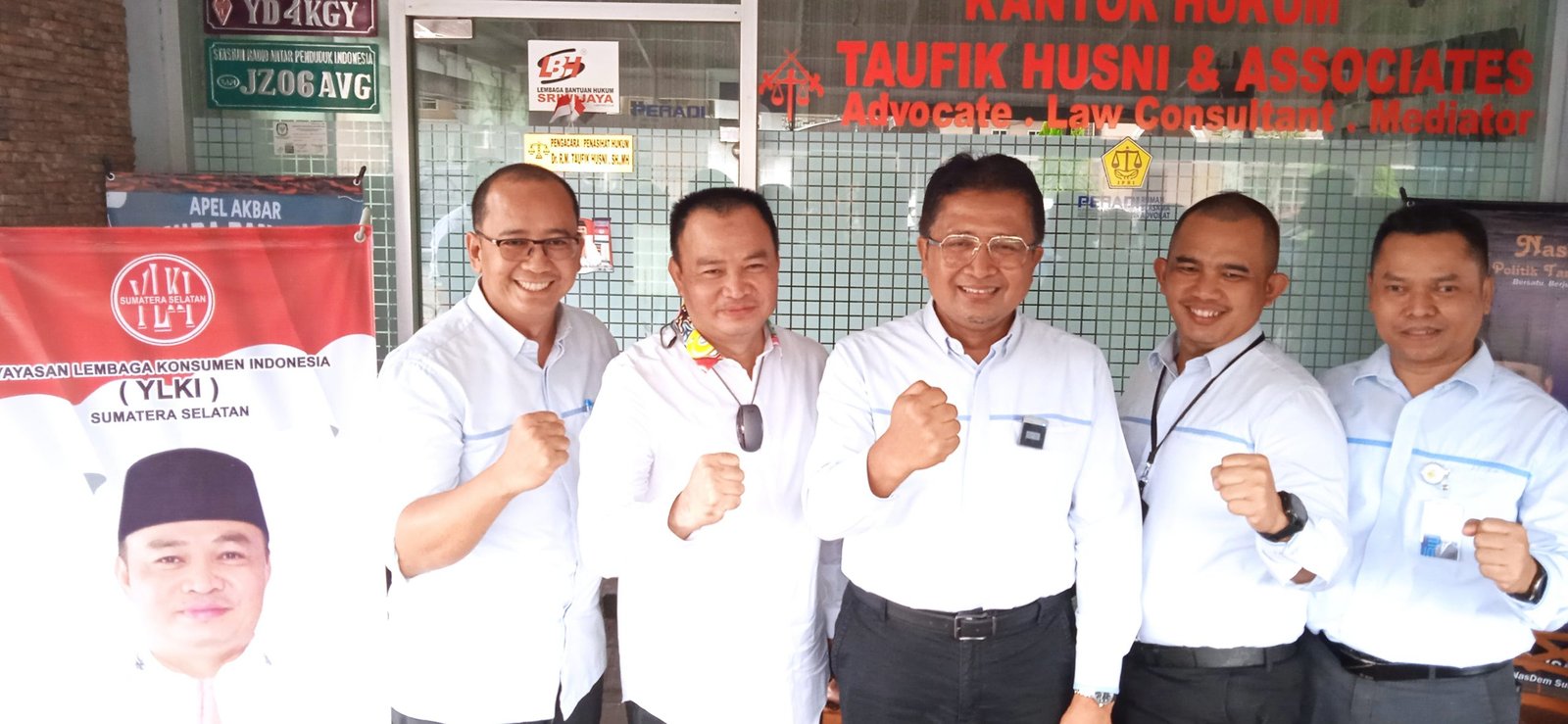 GM PT PLN UIW S2JB, Bambang Dwiyanto, Ketua YLKI Sumsel, RM Taufik Husni saat foto bersama di kantor YLKI Sumsel