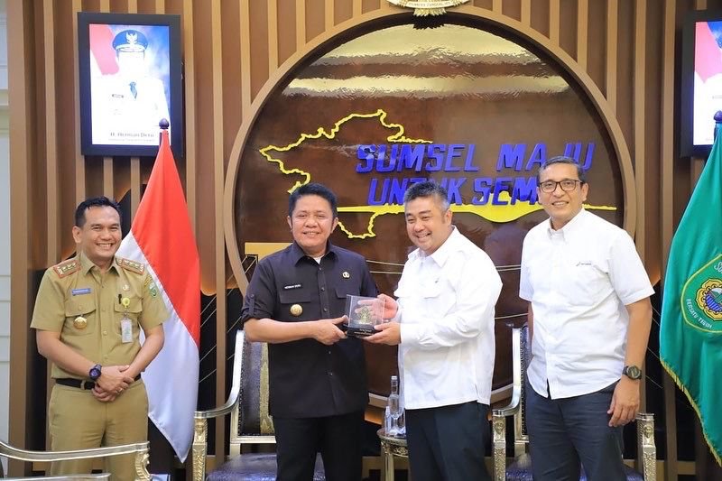 Gubernur Herman Deru saat menerima Direksi PT Pertamina Gas Negara (PGN) yakni Direksi Sales dan Operation, Faris Aziz diruang tamu Gubernur Sumsel, Senin (21/3).