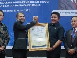 Ketum APTISI Beri Herman Deru Penghargaan