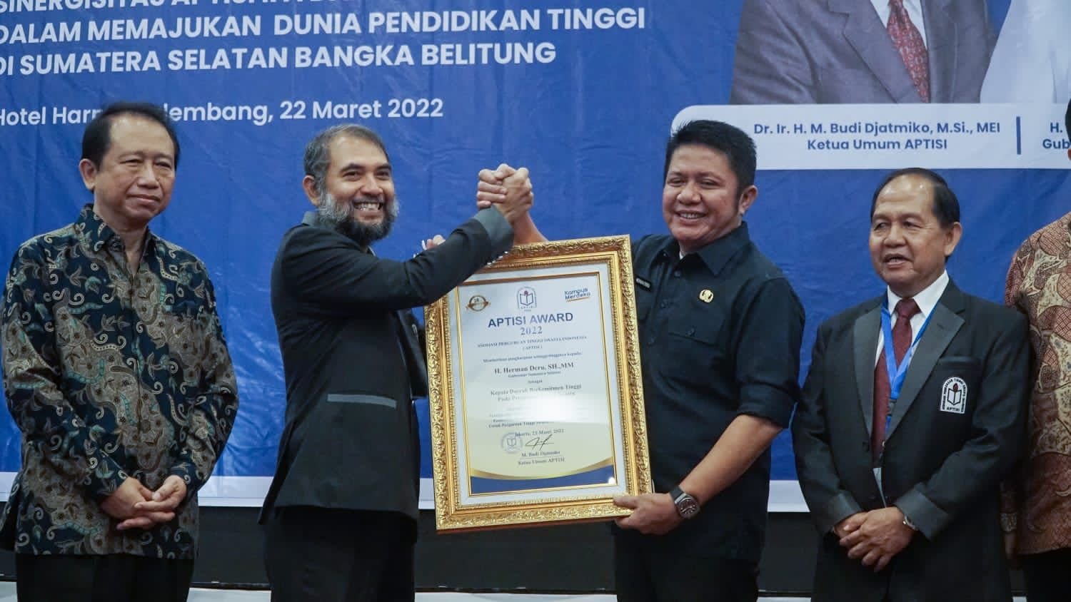 Herman Deru usai menerima penghargaan dari Ketum APTISI  pada Muswil VI Asosiasi Perguruan Tinggi Swasta Indonesia (APTISI) Wilayah II A Sumsel Bangka Belitung  yang dilaksanakan di  Ballroom  Hotel Herper  Palembang Selasa (22/3).