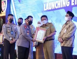 Herman Deru Terima ETLE Nasional Presisi Award dari Kapolri