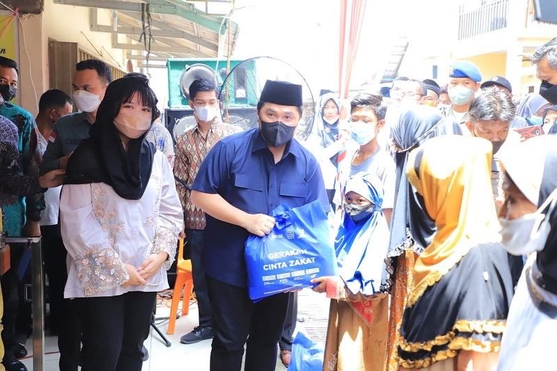 Gubernur Provinsi Sumatera Selatan (Sumsel) H. Herman Deru bersama Menteri BUMN RI Erick Thohir secara simbolis membagikan 800 paket sembako