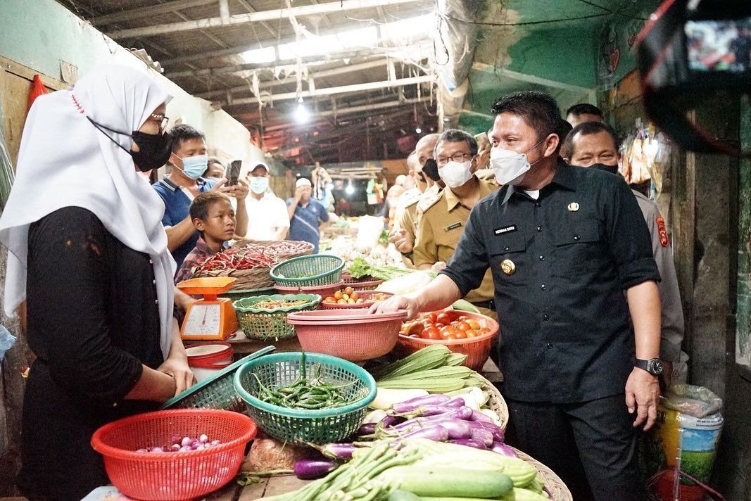 Gubernur Sumatera Selatan (Sumsel) H Herman Deru bersama Irjen. Pol. Drs. Toni Harmanto dan unsur Forkopimda  lainnya, Selasa (29/3) pagi melakukan pemantauan harga dan  ketersediaan Sembilan Bahan Pokok (Sembako) disejumlah  pasar tradisional dalam Kota Palembang
