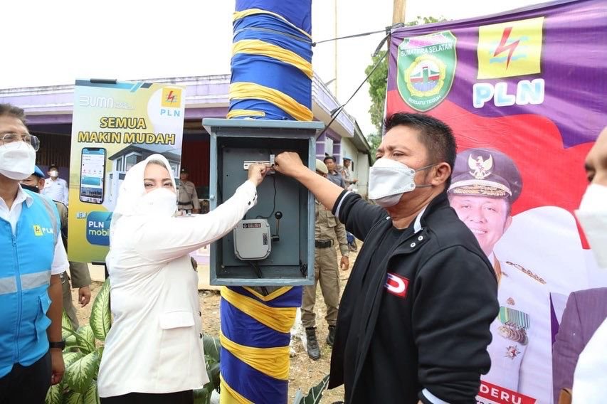 Gubernur Herman Deru besama Bupati Musi Rawas, Hj Ratna Mahmud dan General Manager PT. PLN (Persero) Unit Induk Wilayah Sumsel dan Jambi, Bambang Dwiyanto Rabu (30/3).