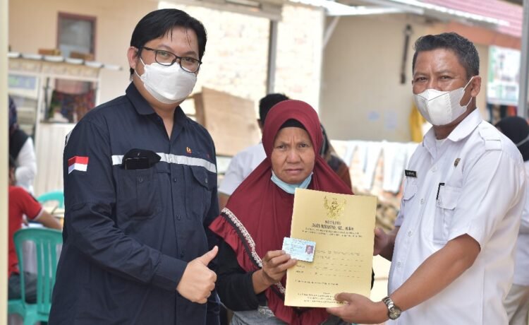 PT Bukit Asam Tbk (PTBA) membagikan akta pengoperan hak atas tanah kepada 162 warga Bara Lestari II di Perumahan Bara Lestari II Lokasi 1A Blok B No.1 Kecamatan Lawang Kidul, Rabu (16/3/2022).