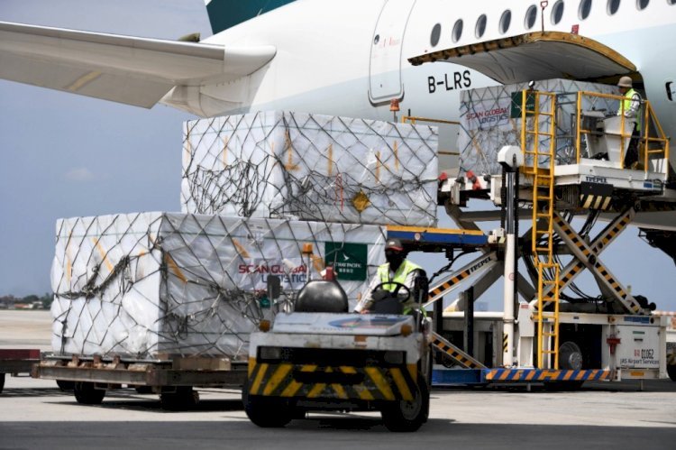 Petugas menurunkan vaksin Pfizer yang tiba di Bandara Internasional Soekarno- Hatta.
