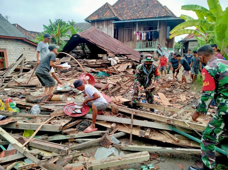 Kondisi rumah warga di Ogan Ilir yang rusak berat akibat dihantam angin puting beliung.