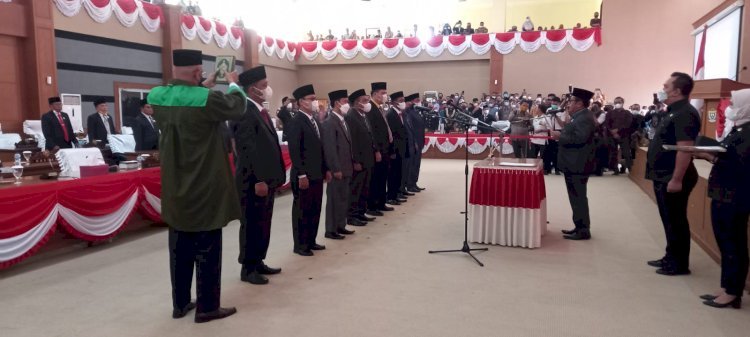 Prosesi pelantikan dan pengambilan sumpah delapan PAW Anggota DPRD Muara Enim