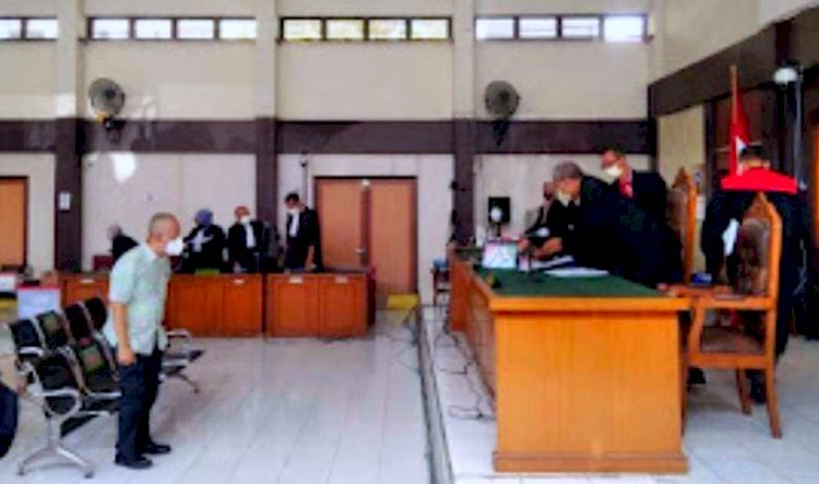 Salah satu terdakwa yang saat ini statusnya tahanan kota dihadirkan secara langsung dalam persidangan