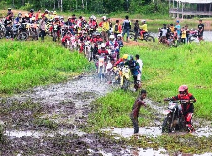 Para peserta trail adventure saat melintasi trek berlumpur di Banyuasin. (Diskominfo Banyuasin