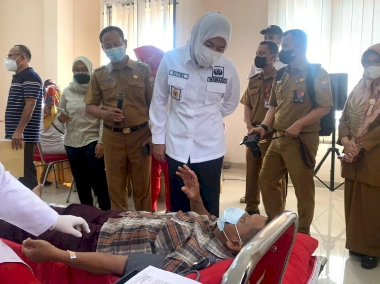 Wakil Wali Kota Palembang Fitrianti Agustinda ngobrol dengan masyarakat yang mendonorkan darahnya, Senin (28/3)