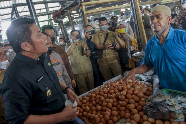 Gubernur Sumsel Herman Deru saat berbincang dengan salah seorang pedagang di Pasar Sekip Palembang
