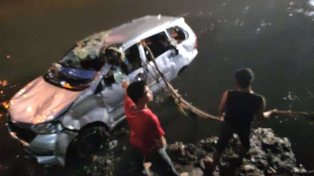 Mobil yang dirusak warga akibat tawuran di Palembang