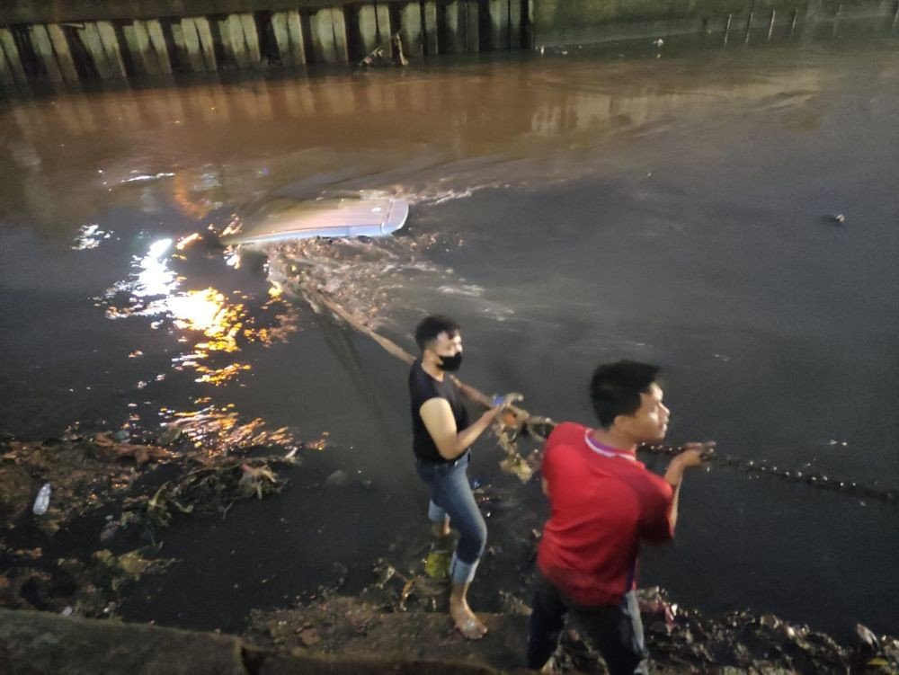 Mobil yang dirusak warga akibat tawuran di Palembang