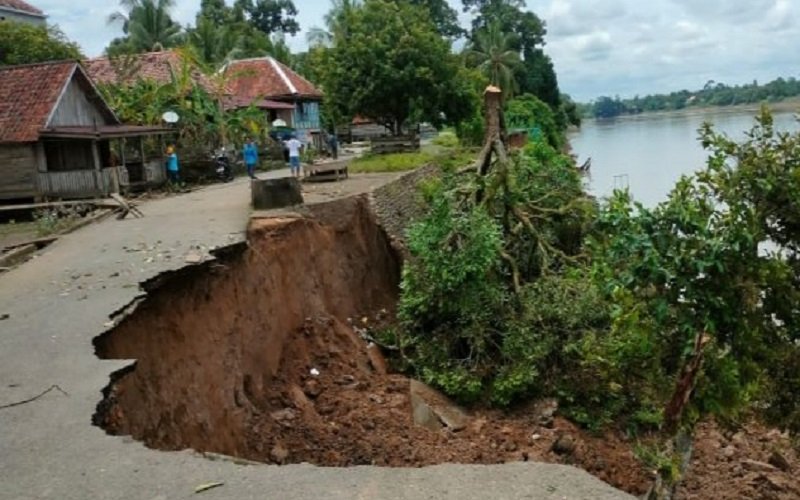 Puluhan meter jalan di Musi Banyuasin ambles.