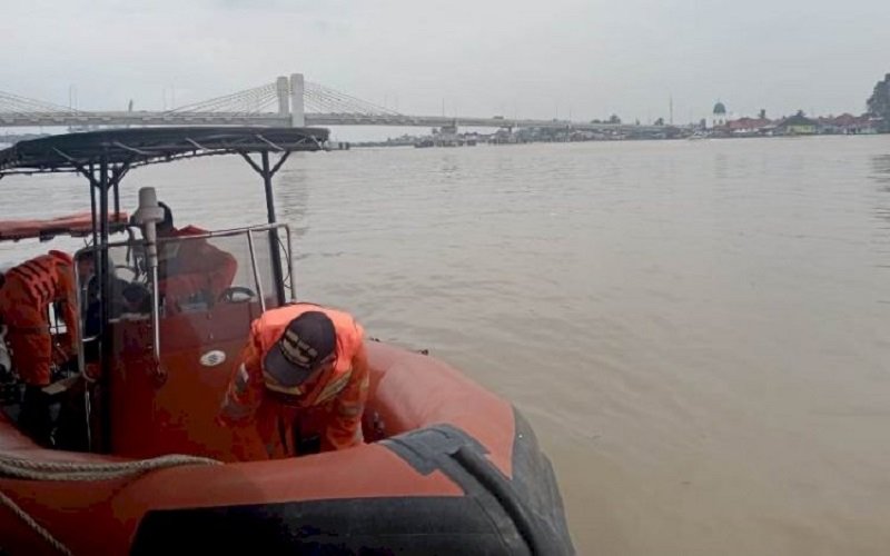 Tim Basarnas melakukan pencarian pemuda yang hilang di Sungai Musi