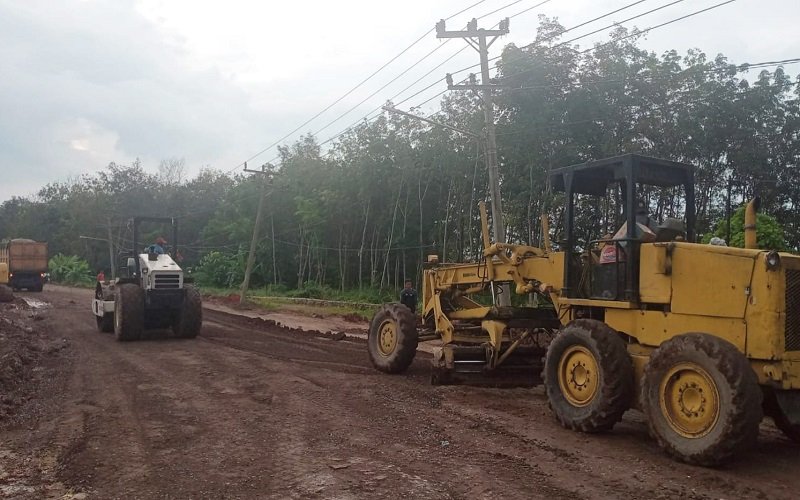 Aktivitas perbaikan jalan Betung - Sekayu