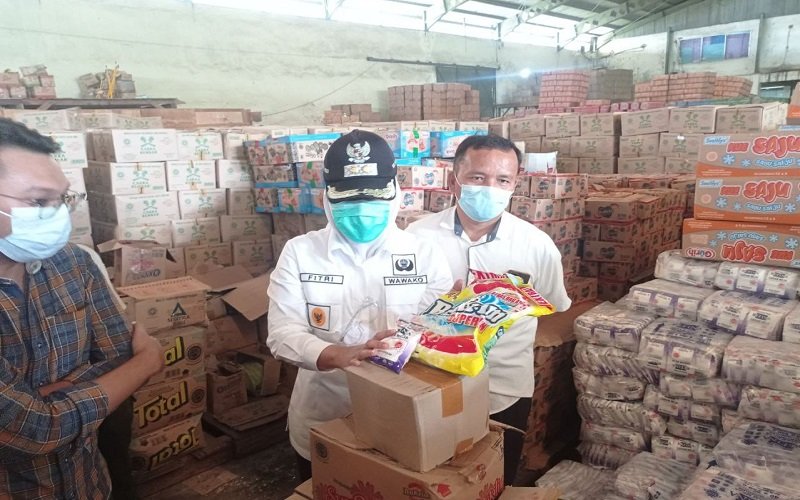 Wakil Wali Kota Palembang Fitrianti Agustinda bersama Kepala BPOM Palembang Zulkifli sidak ke gudang distributor produk makanan.