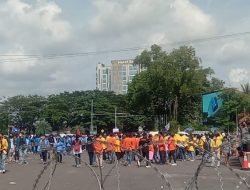 Ribuan Mahasiswa Blokade Jalan Simpang 5 DPRD