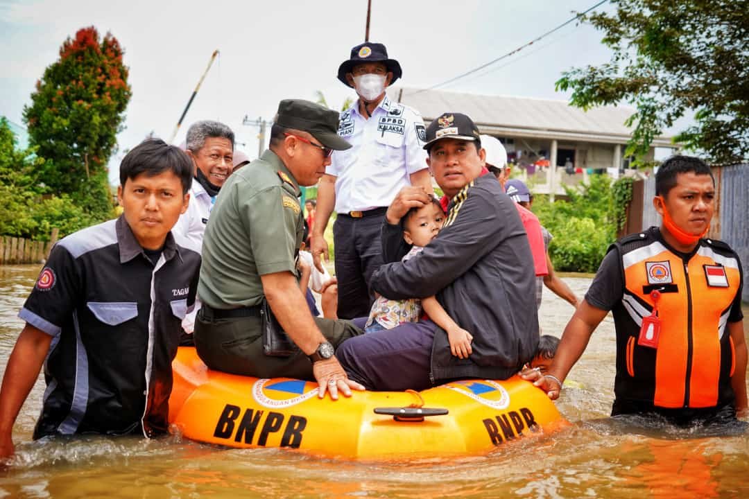 Bupati Banyuasin, H. Askolani langsung turun periksa kondisi daerah perumahan yang terendam banjir, di wilayah Kecamatan Talang Kelapa.
