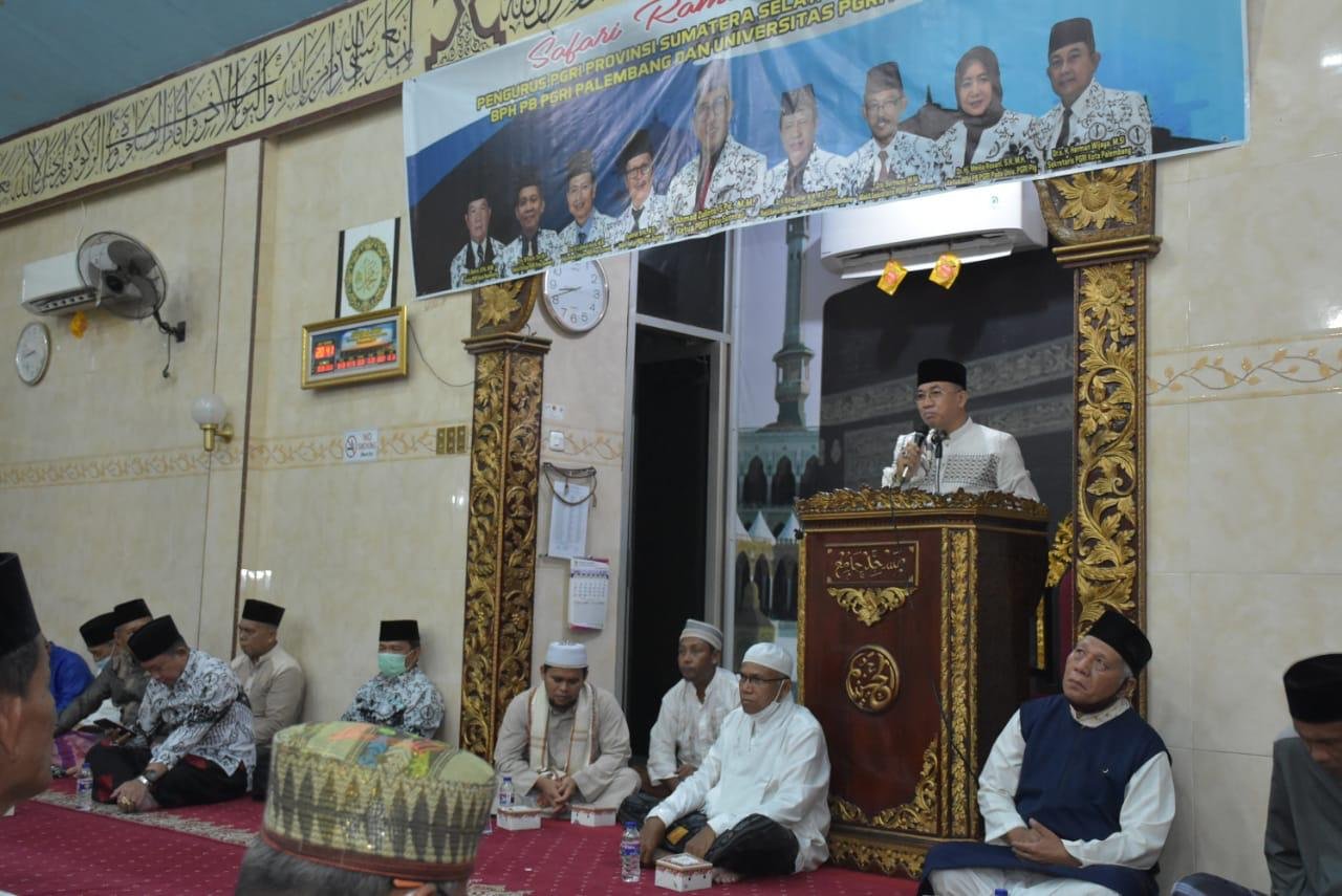 Ketua PGRI Provinsi Sumatera Selatan beserta jajaran melakukan safari Ramadan 1443 H/2022 M dengan mengunjungi Masjid Jami Al-Hanif, Jl. Betawi I Lebung Gajah, Kecamatan Sako Palembang
