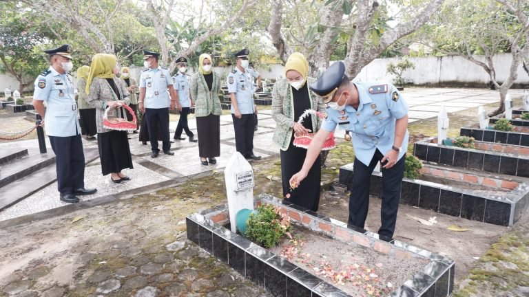 Kegiatan tabur bunga di Taman Makam Pahlawan (TMP) Kesuma Negara Kayu Agung oleh Lapas) Kelas IIB Kayu Agung.