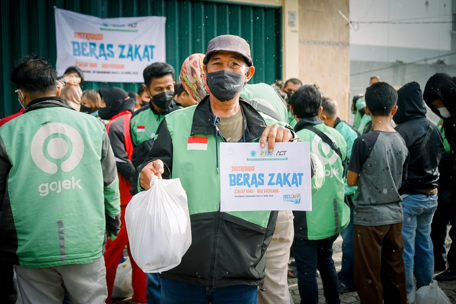 Global Zakat-ACT Palembangsaat menyerahkan amanah zakat. Sabtu (23/4/2022),