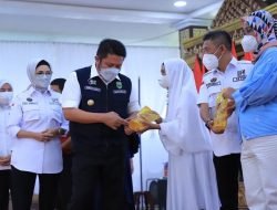 Herman Deru Salurkan Bantuan Modal Pemilik Warung Rumahan