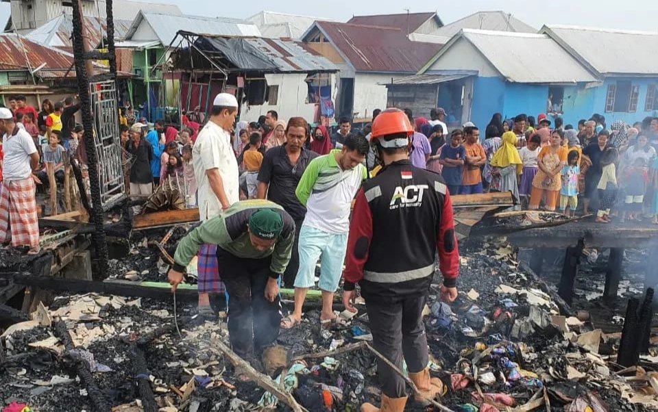 Tim relawan ACT yang berada di lokasi segera melakukan proses evakuasi dan penyaluran bantuan pada Hari Minggu pagi (3/4) .