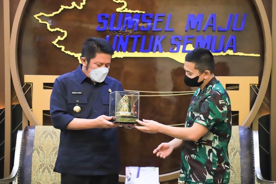 Herman Deru saat menerima audiensi Danlanal Palembang, Kolonel Laut yang baru Widyo Sasongko di ruang kerjanya, Senin (4/3).