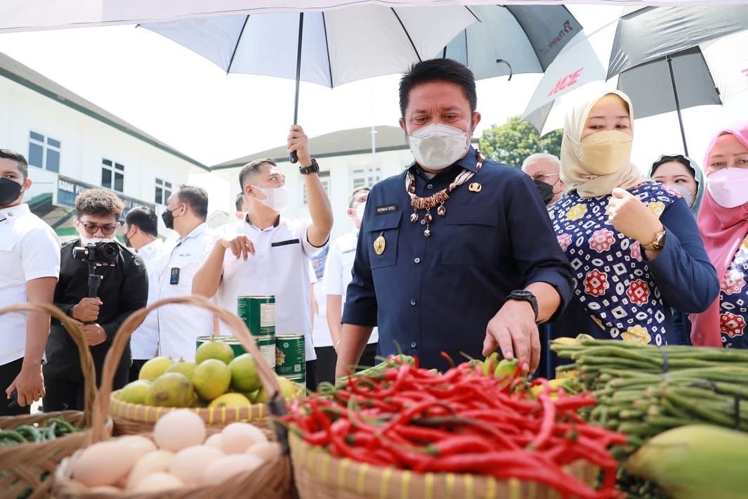 TP PKK Sumsel bekerjasama dengan Bulog dan Bank Sumsel Babel (BSB) menggelar Pasar Murah di halaman Warung Pehkaka/Gedung Textile Kawasan di Jalan Merdeka