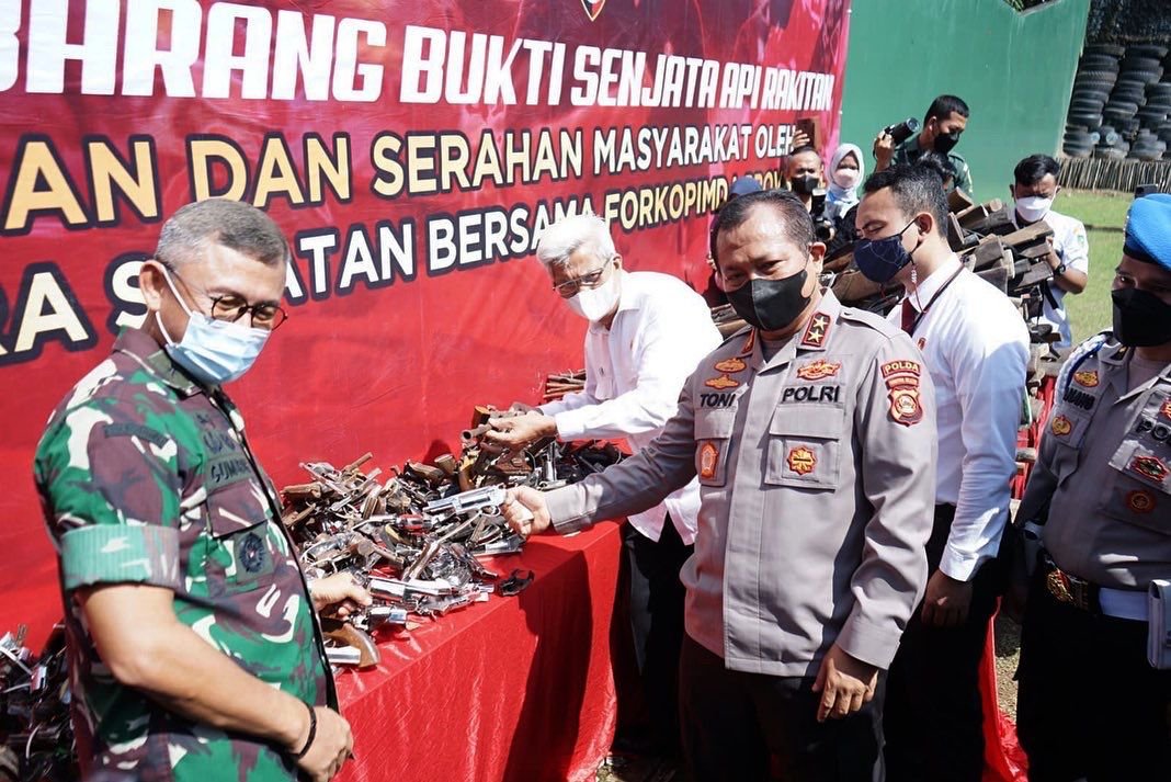 Wakil Gubernur Ir H Mawardi Yahya  disela-sela kegiatan pemusnahan Senpi  rakitan yang  dilaksankan oleh Polda Sumsel bertempat di lapangan Tembak Mapolda, Rabu (6/3). 