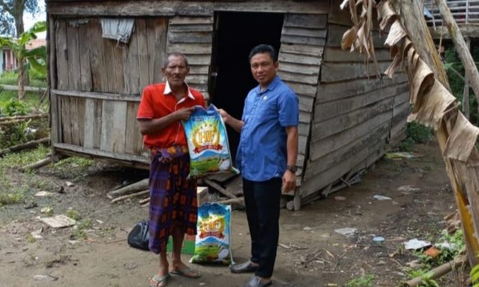 Andika Ismail yang sekaligus Anggota Dewan Perwakilan Daerah di Komisi II berikan bantuan sosial berupa paket sembako kepada bapak Kemis warga Dusun II Desa Sungai Lebung Kecamatan Pemulutan Selatan yang terkena musiba rumah roboh akibat angin kencang, Rabu (16/3).
